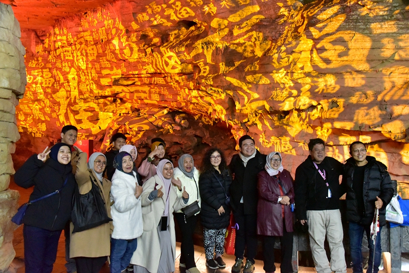 黃龍洞景區(qū)春節(jié)活動(dòng)精彩啟幕，中外文化交融共譜新春樂(lè)章