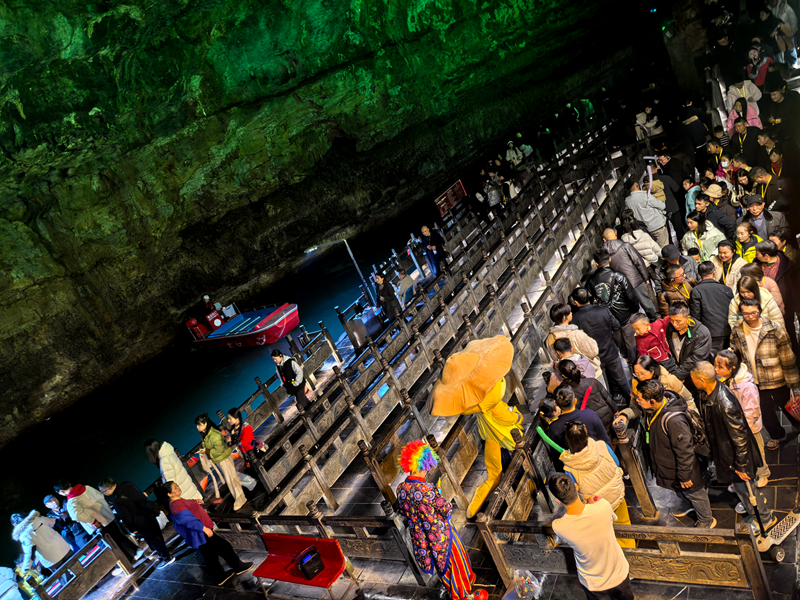 黃龍洞景區(qū)有序應(yīng)對(duì)客流高峰，近萬(wàn)中外游客共享“潮玩中國(guó)年”